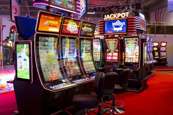 maxwin 5000 platform showing football betting, live-dealer tables, and game categories